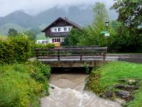 Fuchsluger Bach unter der Aufhamer Straßenbrücke